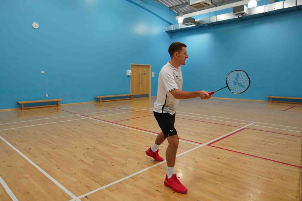 how to play a cross court net shot in badminton step by step with pictures 2